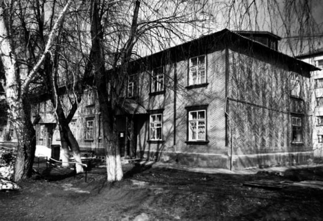 Малопургинский район. Пос. Пугачево. Территория воинской части № 86696. Дом жилой. 1941—1942 гг. Арх. Веснин Л. А. Фото: апрель 2011 г.